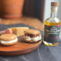 Macarons aux champignons à la crème de parmesan, huile de truffe des Truffettes et chips de prosciutto