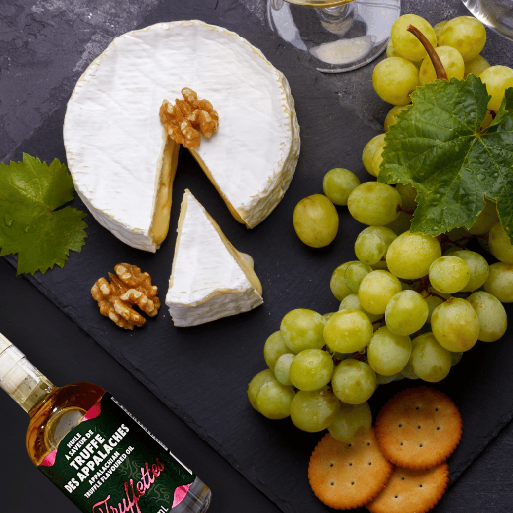 Camembert fondant aux pruneaux, parfumé à l'huile de truffe des Appalaches